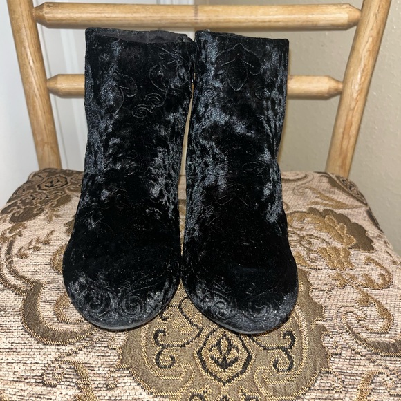 So Magazine Women's Velvet Ankle Boots - Picture 4 of 5